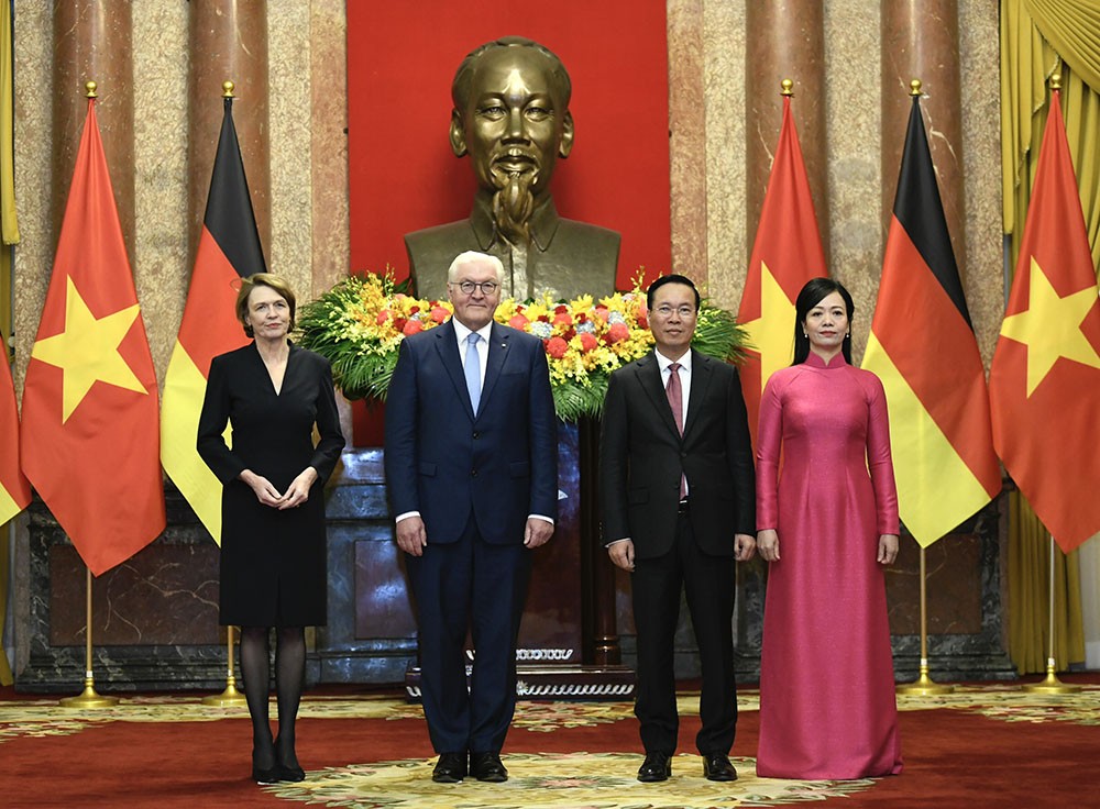 Chủ tịch nước Võ Văn Thưởng và Phu nhân chụp ảnh chung với Tổng thống Đức Frank-Walter Steinmeier và Phu nhân.