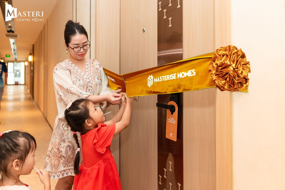 Cư dân thực hiện nghi thức cắt băng “đặc trưng” của Masterise Homes khi nhận bàn giao căn hộ. Ảnh: Masteri Centre Point