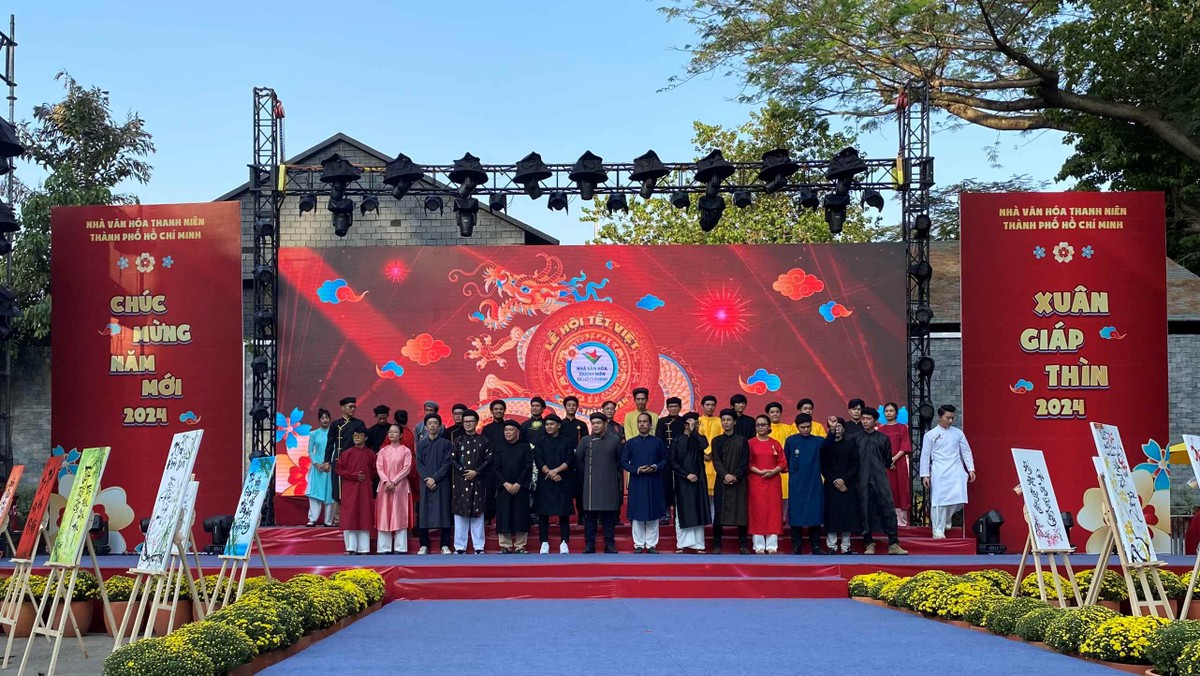 Trải qua gần 17 năm tổ chức, Lễ hội Tết Việt, một hoạt động thường niên của Nhà Văn hóa Thanh niên đã thu hút hàng trăm nghìn người dân đến thưởng ngoạn, chụp ảnh kỷ niệm và tham gia các hoạt động văn hóa, nghệ thuật truyền thống trong ngày Tết cổ truyền.
