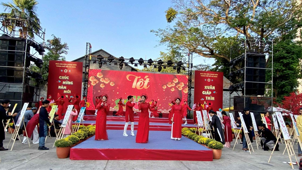 Làm nên không khí rộn ràng xuyên suốt Lễ hội là các chương trình nghệ thuật đặc sắc và mới lạ, hòa nhịp với định hướng phát triển văn hóa của TP.HCM như: Chương trình nghệ thuật hát bội “Xuân yêu thương – Xuân vạn phúc”, Đờn ca tài tử Nam bộ, cải lương “Tiếng tre xanh”…