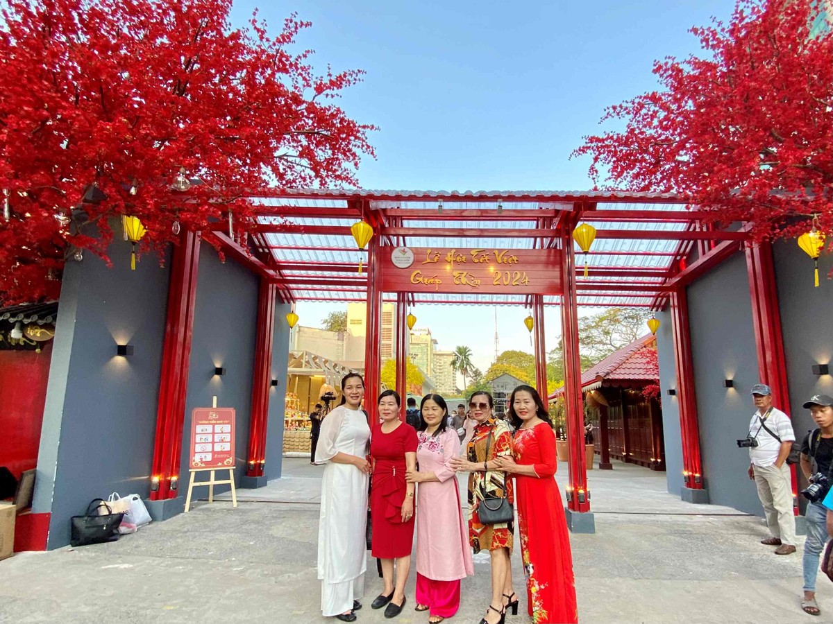 Ông Nguyễn Hồng Phúc, Giám đốc Nhà văn hóa Thanh niên TP.HCM chia sẻ: “Đây sẽ là một không gian văn hóa rực rỡ, sinh động và gợi lên nhiều cảm xúc ấm áp, để mọi người có thể bày tỏ lòng yêu thương với gia đình và bạn bè trong khoảng thời gian chuyển giao năm cũ, năm mới.