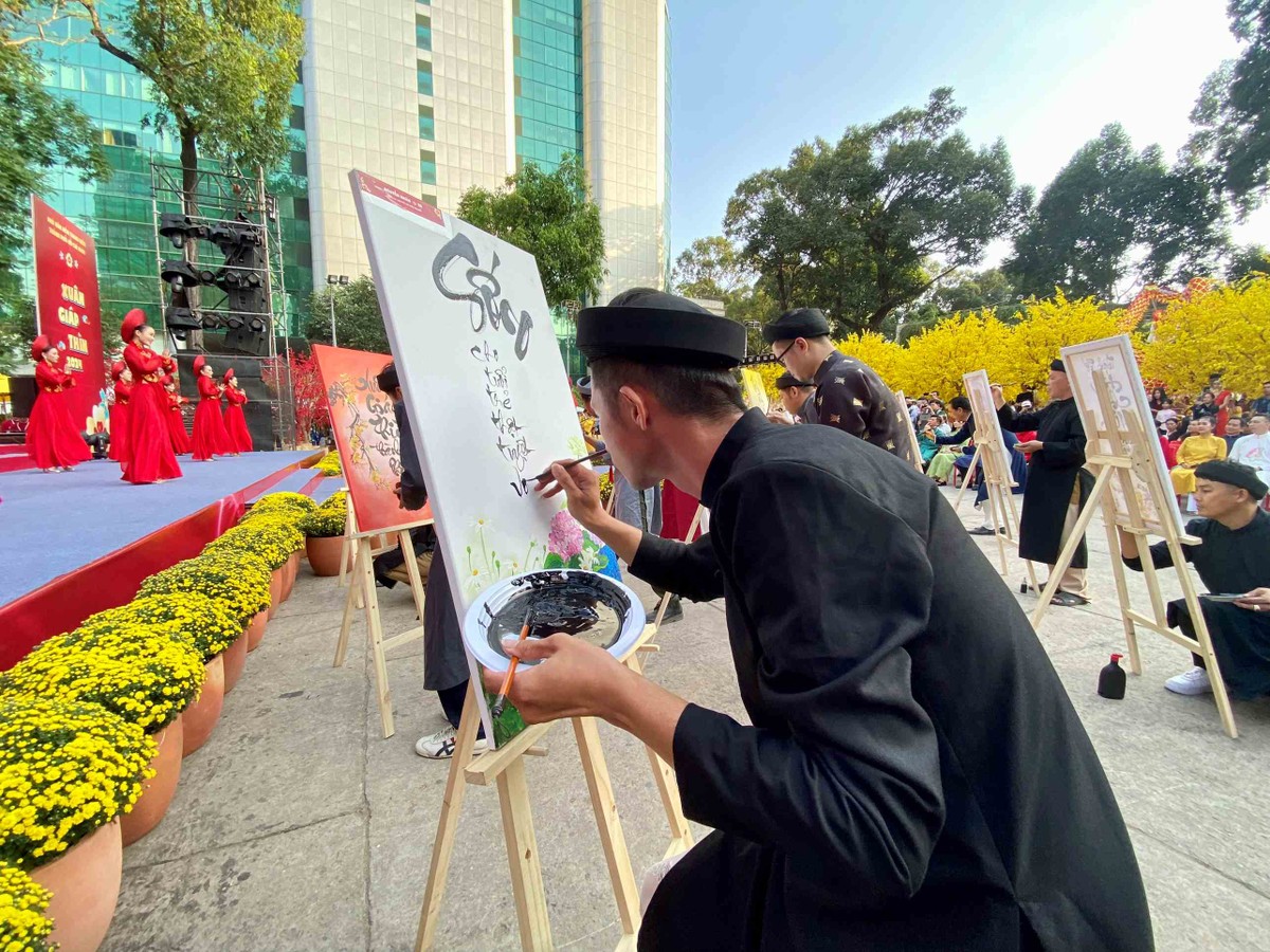 Lễ hội 2024 còn tạo nên một dấu ấn văn hóa đặc sắc của TP.HCM khi xuân về, là dịp để quảng bá hình ảnh, con người, nét đẹp văn hóa của một thành phố hiện đại, đồng thời góp thêm năng lượng, tiếp thêm động lực cho Thành phố trước một chặng đường mới