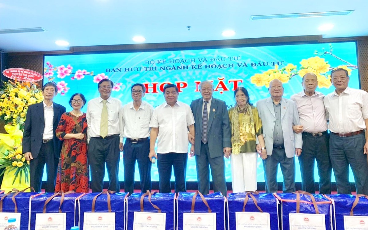 Những phần quà tết ý nghĩa được Bộ trưởng trao tới các cán bộ hưu trí.