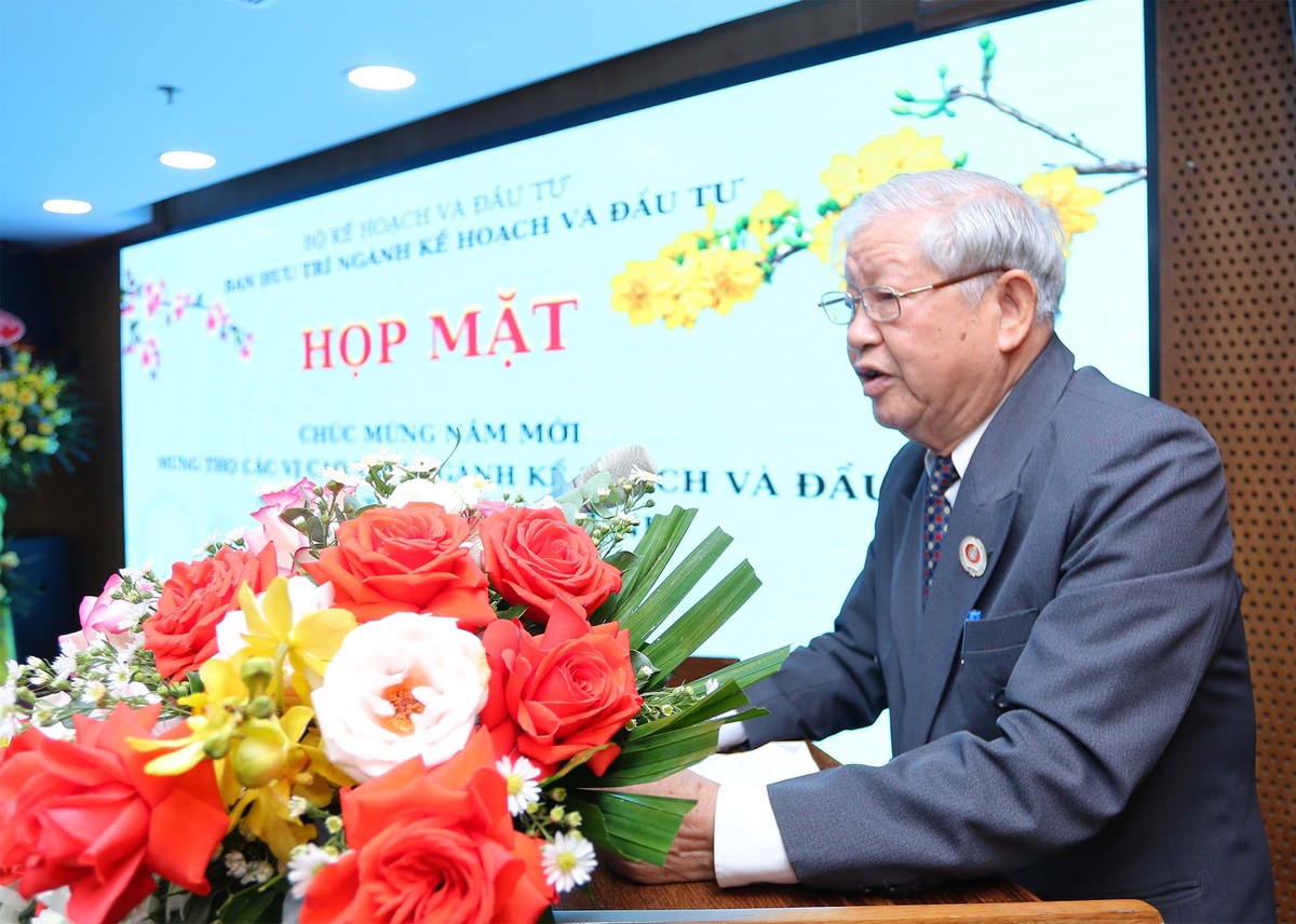 Ông Trần Văn Thanh, Trưởng ban liên lạc hưu trí ngành Kế hoạch và Đầu tư tại TP.HCM đại diện 113 cán bộ hưu trí cám ơn Bộ trưởng luôn quan tâm đến sức khỏe và đời sống của các cán bộ hưu trí trong nhiều năm qua.