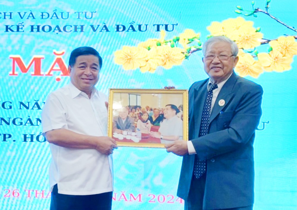 Nhân dịp này, ông Trần Văn Thanh đại diện Ban hưu trí tặng Bộ trưởng bức ảnh quý ghi lại khoảnh khắc đẹp được chụp từ nhiều năm trước. Thời điểm Bộ trưởng cùng Cố Thủ tướng Phan Văn Khải tham dự lễ mừng thọ các cán bộ hưu trí tại TP.HCM.