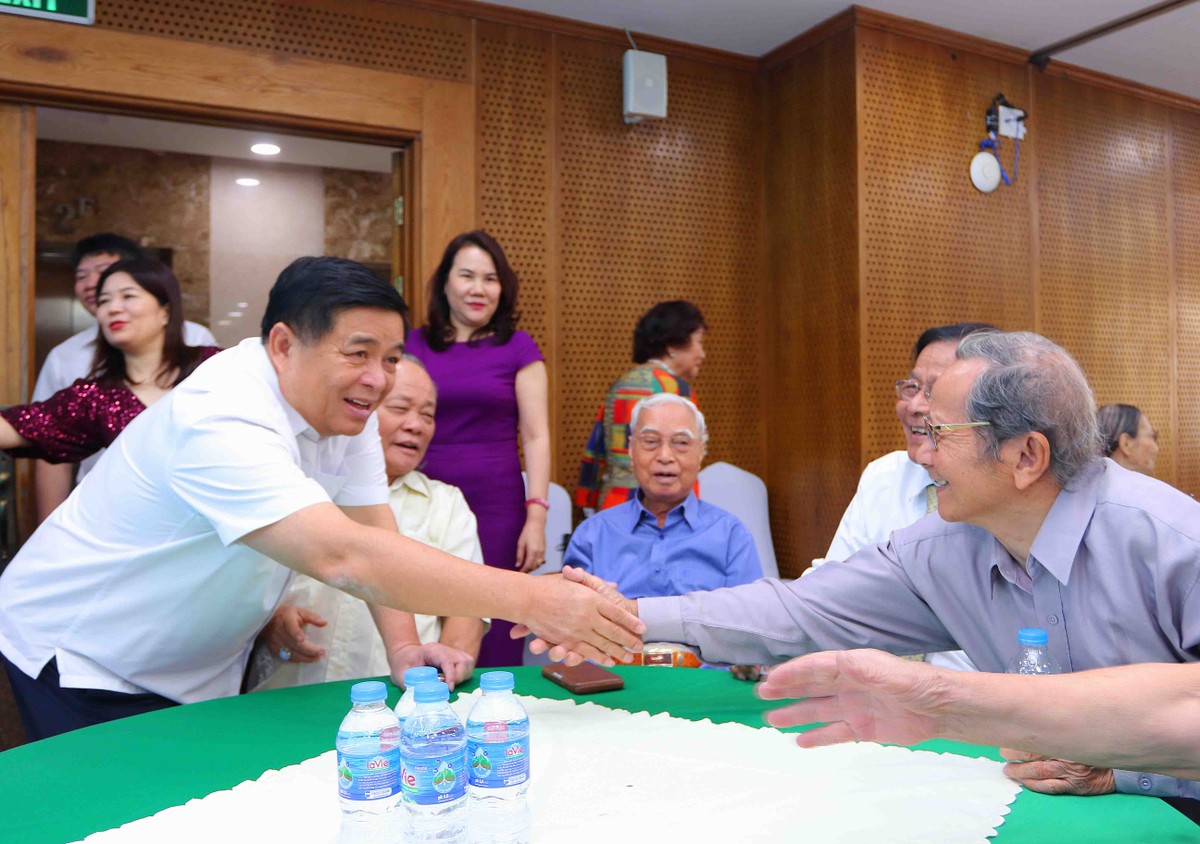 Bộ trưởng Bộ Kế hoạch và Đầu tư Nguyễn Chí Dũng đến bắt tay từng cán bộ hưu trí.