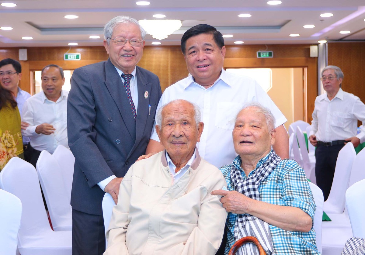 Bộ trưởng Bộ Kế hoạch và Đầu tư Nguyễn Chí Dũng chụp ảnh kỷ niệm cùng các cán bộ hưu trí.