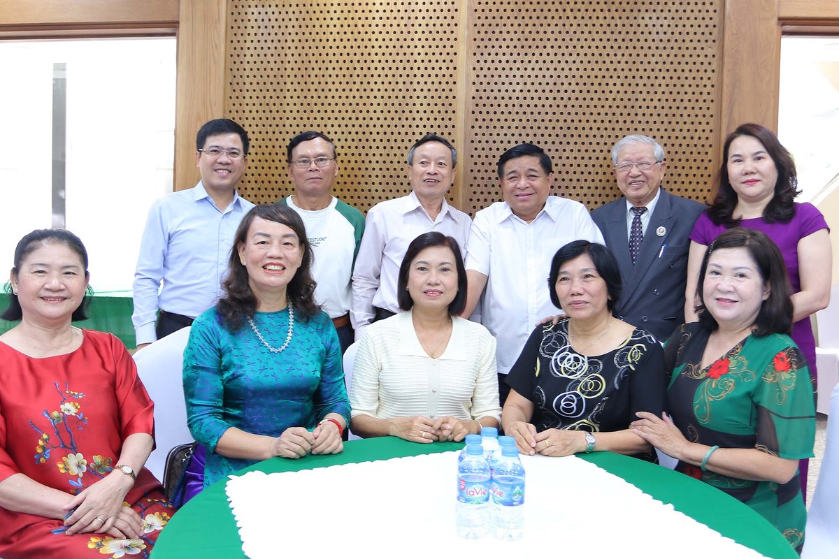 Bộ trưởng thăm hỏi, chụp ảnh lưu niệm cùng các cán bộ hưu trí