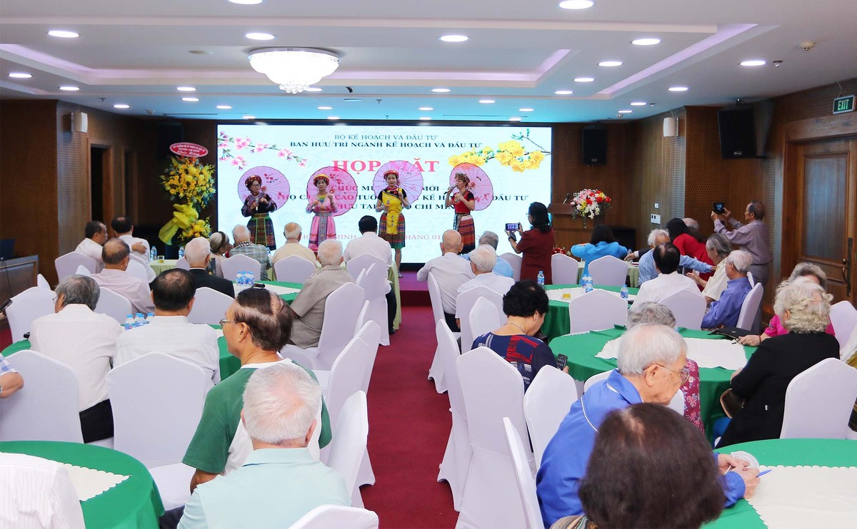 Buổi họp mặt chúc mừng năm mới và mừng thọ các cán bộ hưu trí diễn ra ấm cúng.