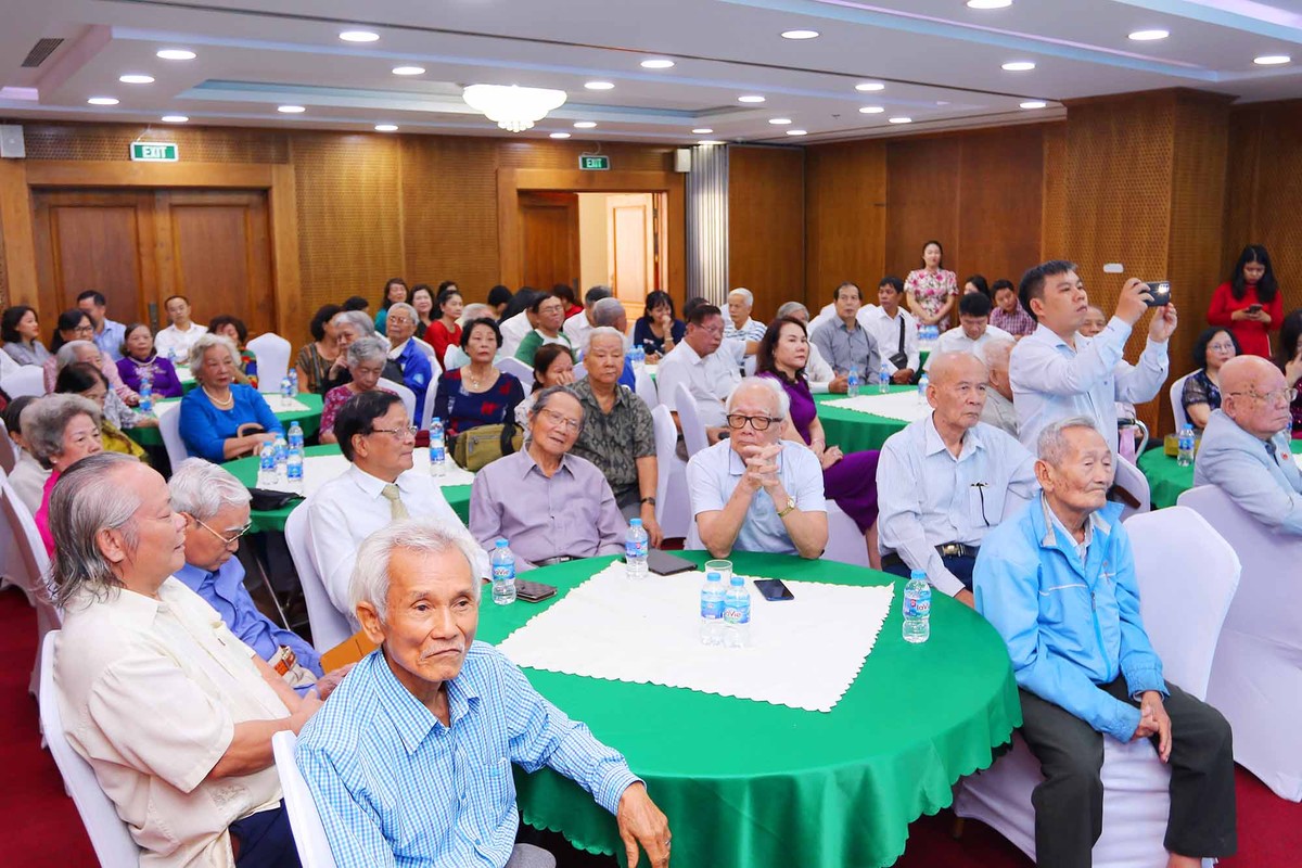 Những cán bộ hưu trí từng nắm những vai trò quan trọng của Bộ, lắng nghe chia sẻ của Bộ trưởng.