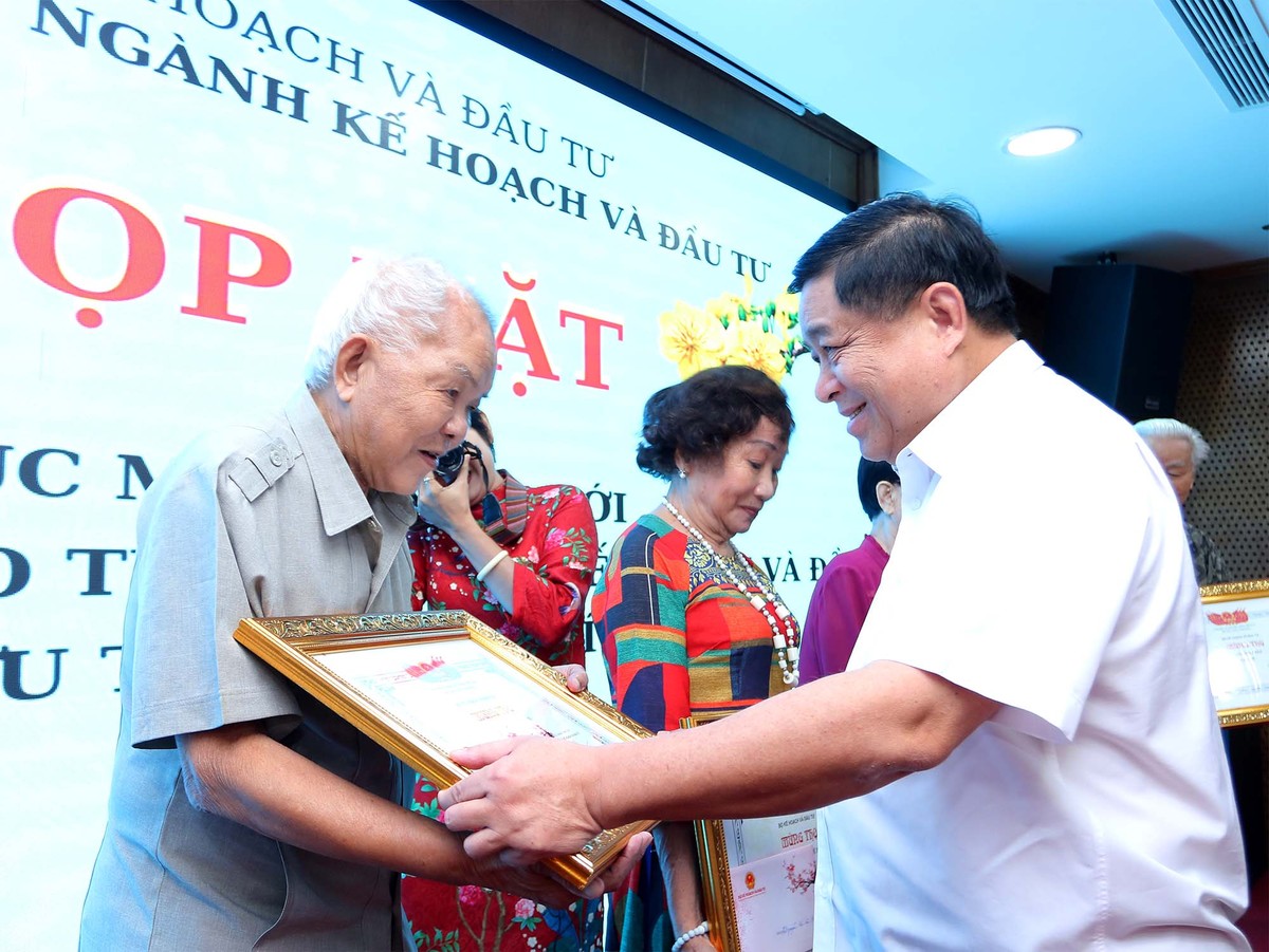 Bộ trưởng mừng thọ các cán bộ hưu trí.