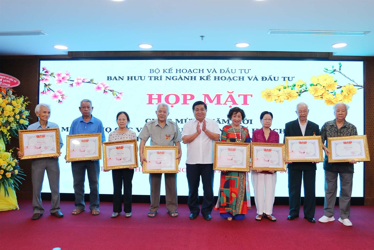 Bộ trưởng mừng thọ các cán bộ hưu trí.