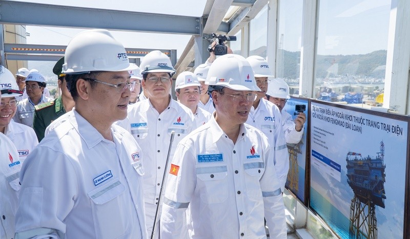 Tổng giám đốc PTSC Lê Mạnh Cường báo cáo Chủ tịch nước về các dự án điẹn gió ngoài khơi. Ảnh PVN