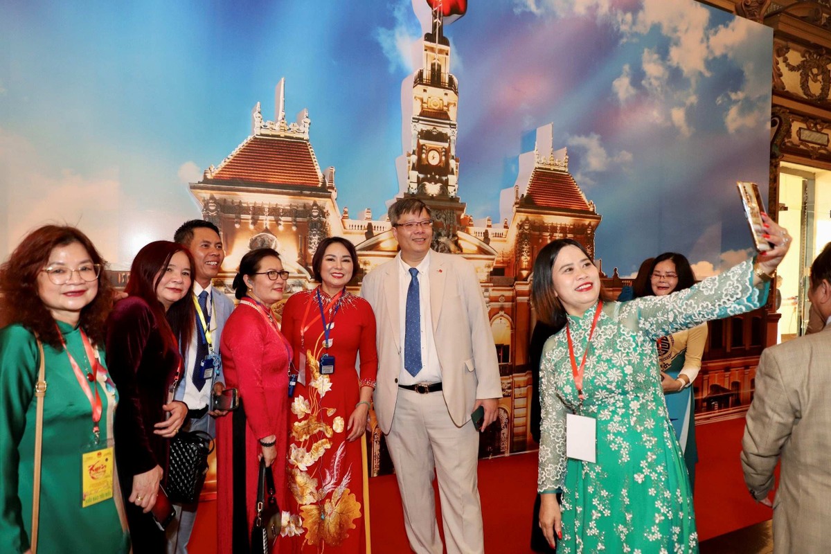 Cũng trong buổi sáng, đoàn kiều bào đã tham quan trụ sở UBND TP.HCM.