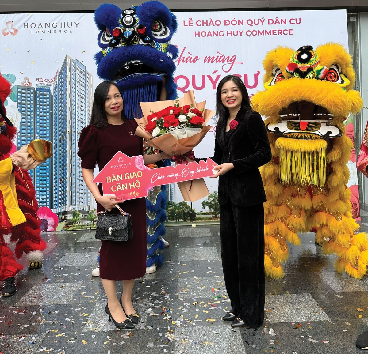 Lễ bàn giao căn hộ, chào đón cư dân của dự án Hoang Huy Commerce diễn ra trang trọng. Trong ảnh: Đại diện chủ đầu tư thực hiện nghi thức trao chìa khóa căn hộ và chúc mừng khách hàng.