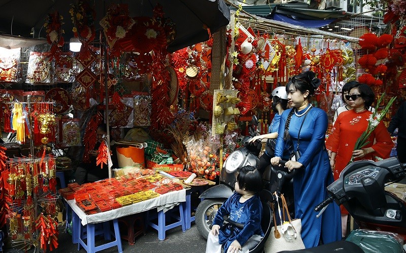 Ba thế hệ của một gia đình, cùng nhau thưởng lãm không khí những ngày cận Tết