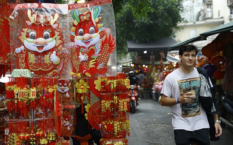 Những du khách nước ngoài lần đầu được thưởng thức không khí Tết tại Hà Nội