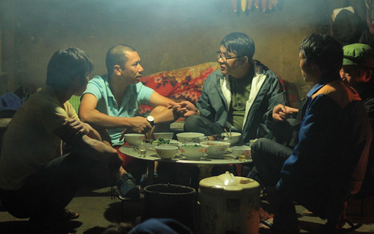 Uống rượu với đồng bào