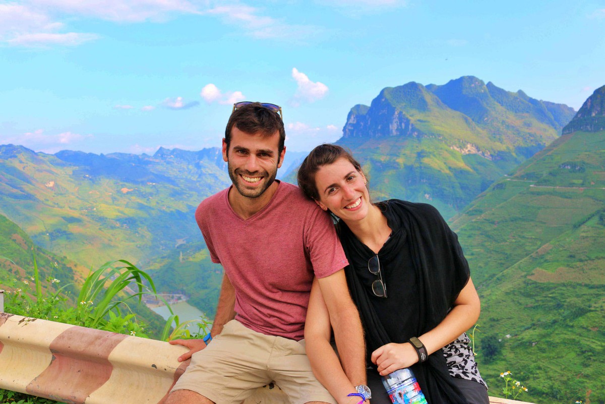 Cặp đôi trên đường Hạnh Phúc, đoạn trên đèo Mã Pì Lèng