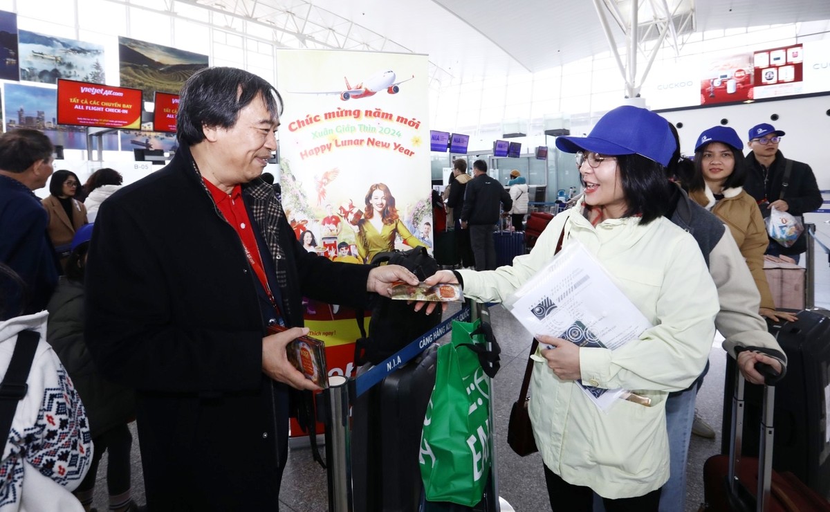 Phó Tổng giám đốc Vietjet Nguyễn Đức Thịnhgửi những lời chúc tốt đẹp nhất tới các khách hàng.