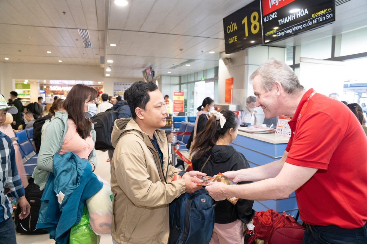 Phó Tổng giám đốc vận hành Vietjet Micheal Hickeygửi những lời chúc tốt lành tới khách hàng trong ngày Mùng 1 Tết.