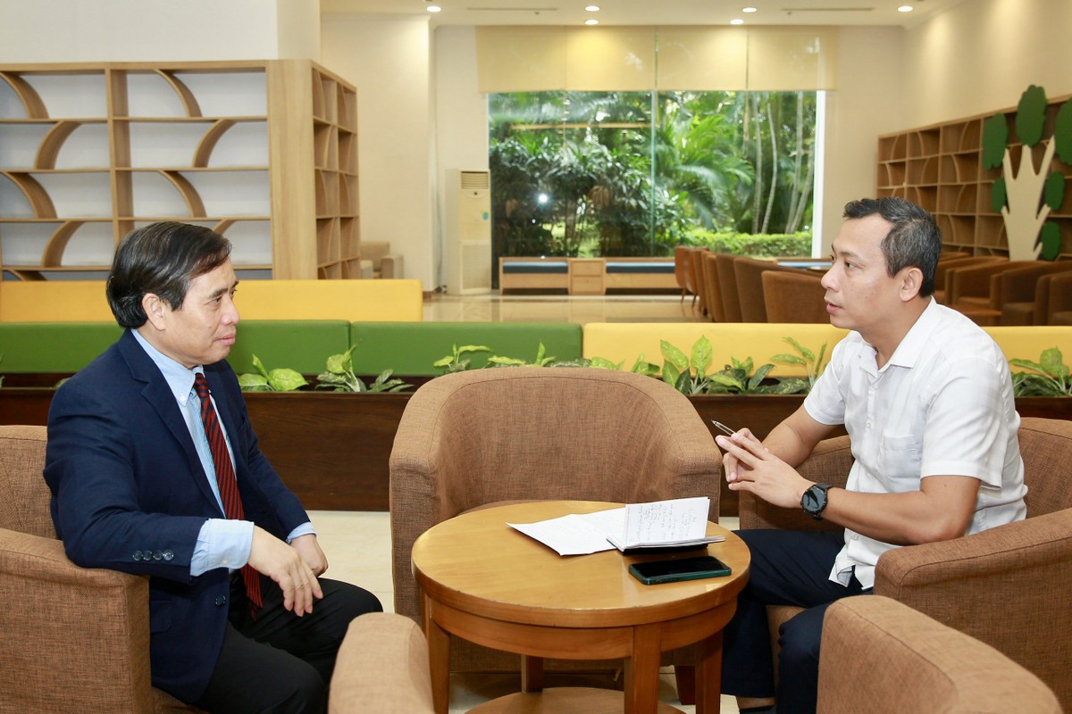 PGS. TS Vũ Minh Khương trò chuyện với nhà báo Huy Hào (Báo Đầu tư). (Ảnh: Chí Cường)