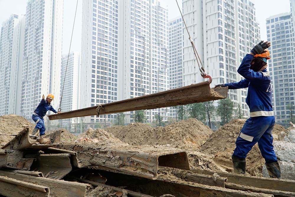 Các nhà thầu đang gấp rút triển khai thi công công trình Vành đai 3 đoạn qua TP.HCM. Toàn tuyến đường Vành đai 3 đi qua TP.HCM, Bình Dương, Đồng Nai, Long An, đã được khởi công xây dựng vào tháng 6/2023, với tổng vốn hơn 75.300 tỷ đồng, dự kiến hoàn thành năm 2025 và đưa vào khai thác từ năm 2026.