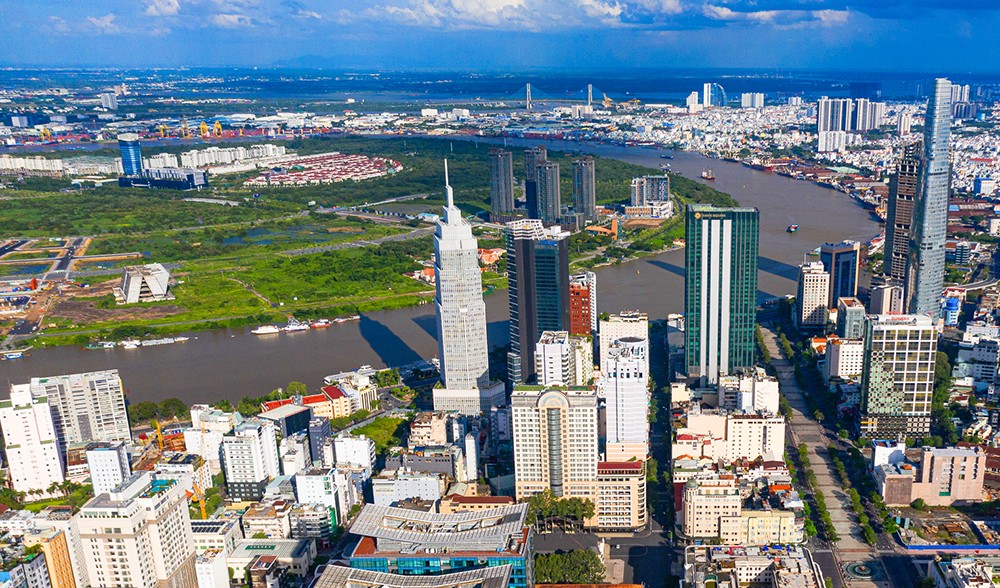 Dự án cầu Thủ Thiêm 4 bắc qua sông Sài Gòn dài 2,1 km, sẽ được TP.HCM khởi công trong năm 2025, nhằm kết nối Khu đô thị mới Thủ Thiêm với Khu đô thị mới Nam Thành phố. Công trình sẽ giúp giảm áp lực giao thông cho các trục đường Tôn Đức Thắng, Nguyễn Tất Thành, cầu Khánh Hội, nút giao thông Huỳnh Tấn Phát - đường Lưu Trọng Lư - đường Bến Nghé, nút giao thông Huỳnh Tấn Phát - Nguyễn Văn Linh...