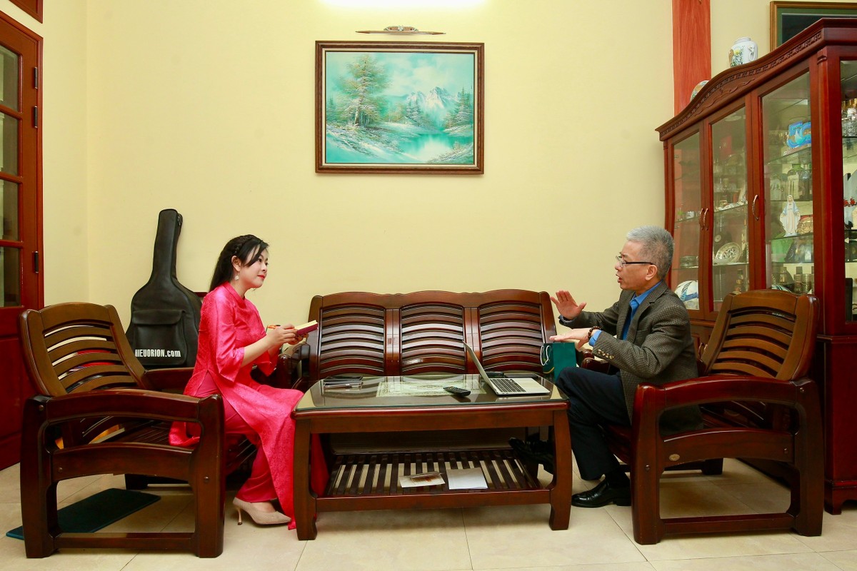 Đại sứ Bùi Thế Giang trò chuyện với tác giả Hồ Hạ (Báo Đầu tư) tại tư gia. (Ảnh: Chí Cường)