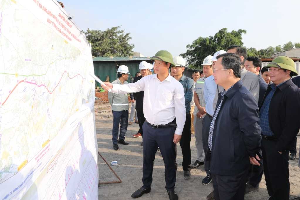 Chủ đầu tư báo cáo tiến độ thi công Đường ven sông kết nối cao tốc Hạ Long - Hải Phòng đến TX Đông Triều với Chủ tịch UBND tỉnh Quảng Ninh. Nguồn: Quảng Ninh Portal.