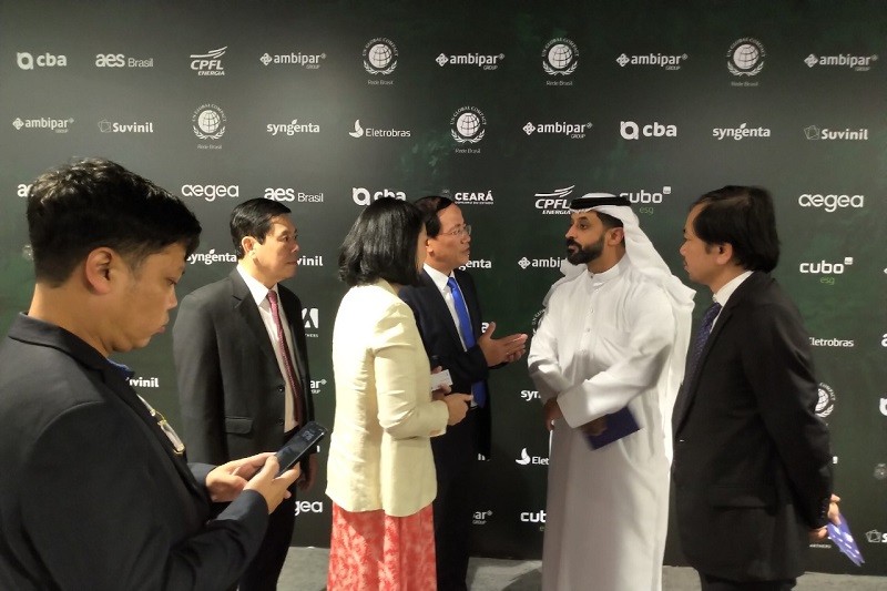 Chủ tịch UBND tỉnh Bình Định gặp gỡ ông Ahmed Bin Sulayem, tỷ phú, Chủ tịch kiêm Tổng giám đốc Tập đoàn DMCC (áo trắng) và mời đến địa phương. Ông Ahmed Bin Sulayem đã nhận lời mời này. Ảnh: IPC Bình Định.