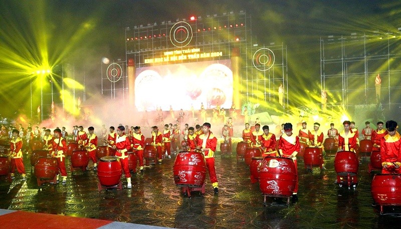 Màn trống khai hội “Long Hưng – Tôn miếu triều Trần” hội tụ 175 tay trống biểu thị cho 175 năm trị vì của vương triều Trần