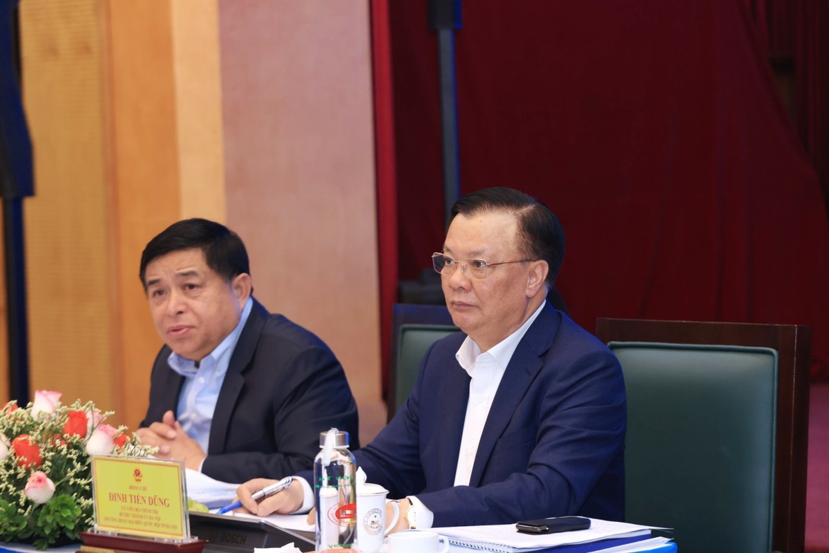 Ủy viên Bộ Chính trị, Bí thư Thành ủy Hà Nội Đinh Tiến Dũng và Ủy viên Trung ương Đảng, Bộ trưởng Bộ Kế hoạch và Đầu tư Nguyễn Chí Dũng chủ trì phiên họp. (Ảnh: Đức Trung)