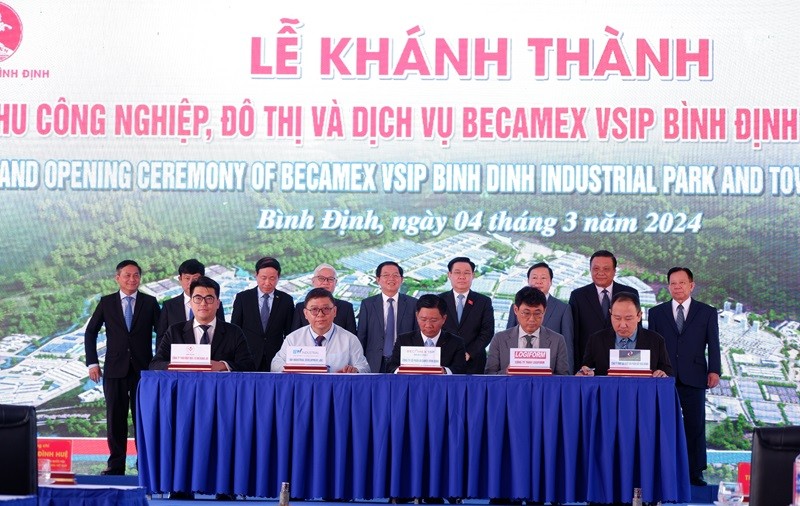 Chủ đầu tư Becamex và các đối tác ký kết ghi nhớ đầu tư.