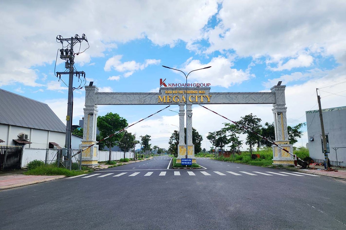 Cách đó không xa là dự án Khu đô thị thương mại Mega City. Theo quy hoạch, đây là một khu đô thị đẳng cấp với tiện ích và thiết kế hoàn thiện.