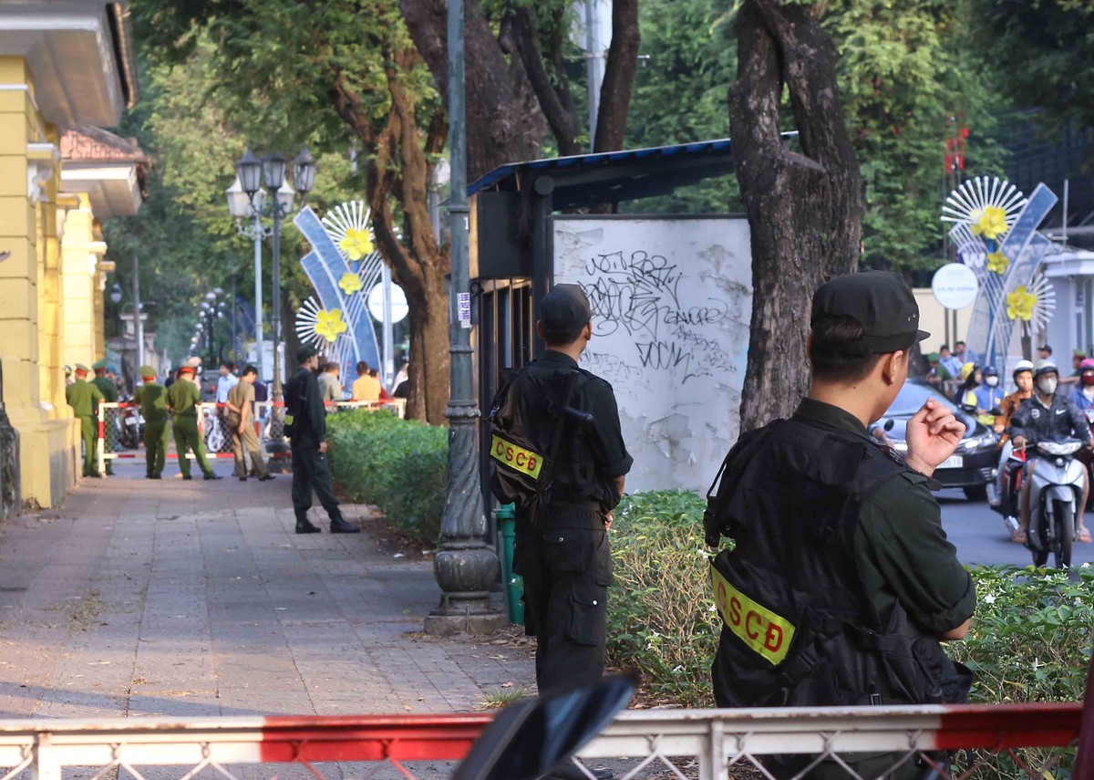 Lực lượng cảnh sát cơ động bảo vệ quanh các tuyến đường của tòa án.