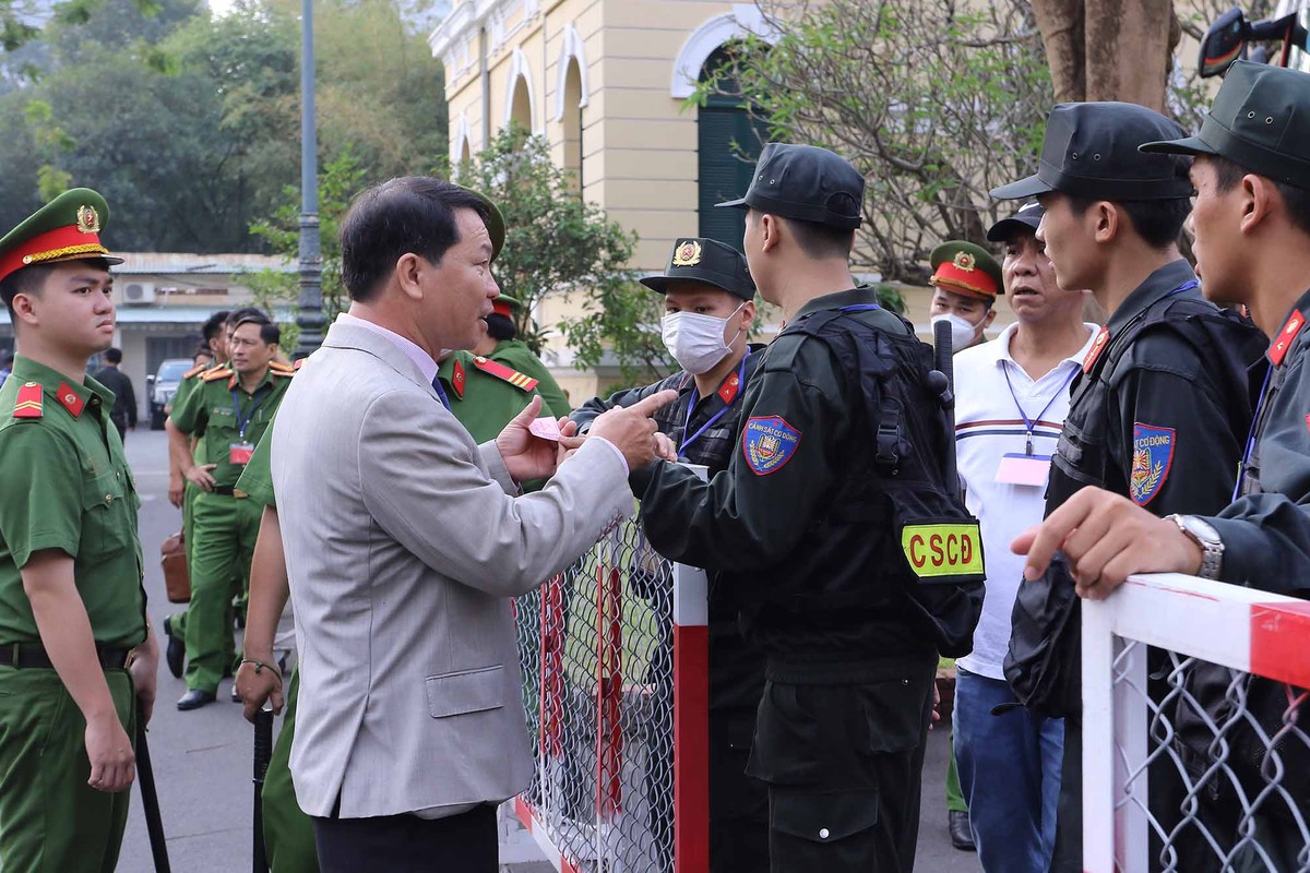 Những người có nhiệm vụ trong phiên tòa phải trình thẻ nhiều lớp bảo vệ.