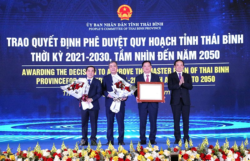 Phó thủ tướng Trần Lưu Quang trao Quyết định phê duyệt Quy hoạch tỉnh Thái Bình thời kỳ 2021 - 2030, tầm nhìn 2050 cho lãnh đạo tỉnh Thái Bình. Ảnh: Phương Liên