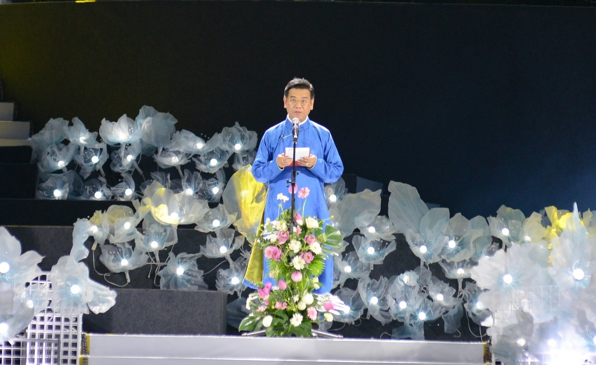 Theo ông Nguyễn Văn Dũng, Phó chủ tịch UBND TP.HCM, Lễ hội Áo dài TP.HCM đã trở thành chủ đề lan tỏa trong nhiều sự kiện trên cả nước, là cầu nối văn hóa giữa Việt Nam nói chung, TP.HCM nói riêng với bạn bè thế giới. Thành công của Lễ hội Áo dài TP.HCM 10 năm qua không chỉ là kết quả của sự kiên trì, bền bỉ, không ngừng học hỏi, đổi mới, sáng tạo của các ban ngành, đơn vị mà còn là sự đồng hành, ủng hộ về ý tưởng, nguồn lực của các tổ chức, cá nhân.