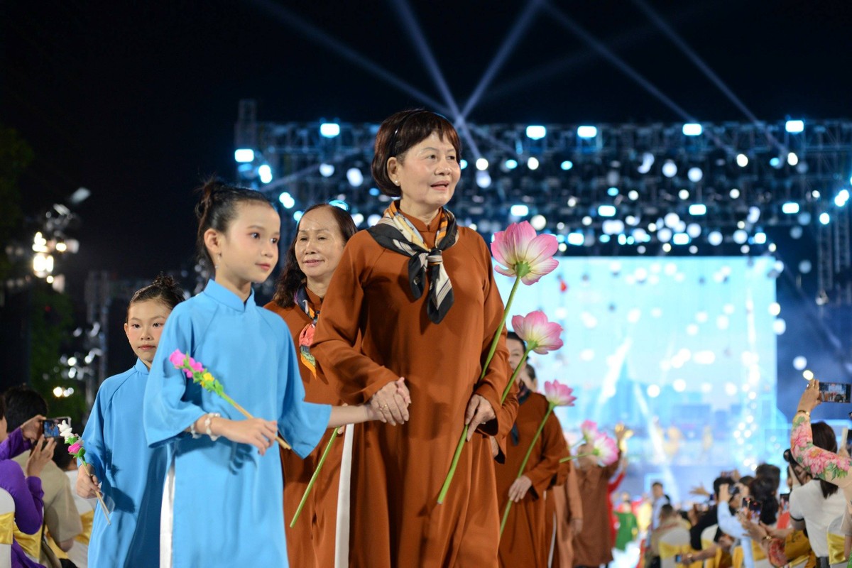 Ngoài ra, Lễ hội Áo dài TP.HCM lần thứ 10 năm 2024 sẽ kể câu chuyện về chiếc áo dài dành cho mọi giới tính, mọi độ tuổi và phù hợp với nhiều môi trường, hoàn cảnh. Lễ hội sẽ có các hoạt động như: Cuộc thi vẽ tranh cho áo dài thiếu nhi, triển lãm về sự hình thành áo dài từ nam giới đến nữ giới, trình diễn các loại áo dài với các Đại sứ áo dài, hoạt động truyền thông trên các trang mạng xã hội...