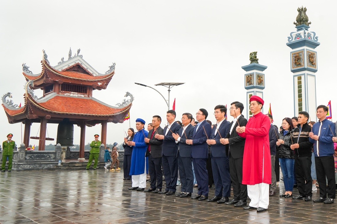 Lãnh đạo TP. Hải Phòng và lãnh đạo quận Đồ Sơn dâng hương tại Lễ hội