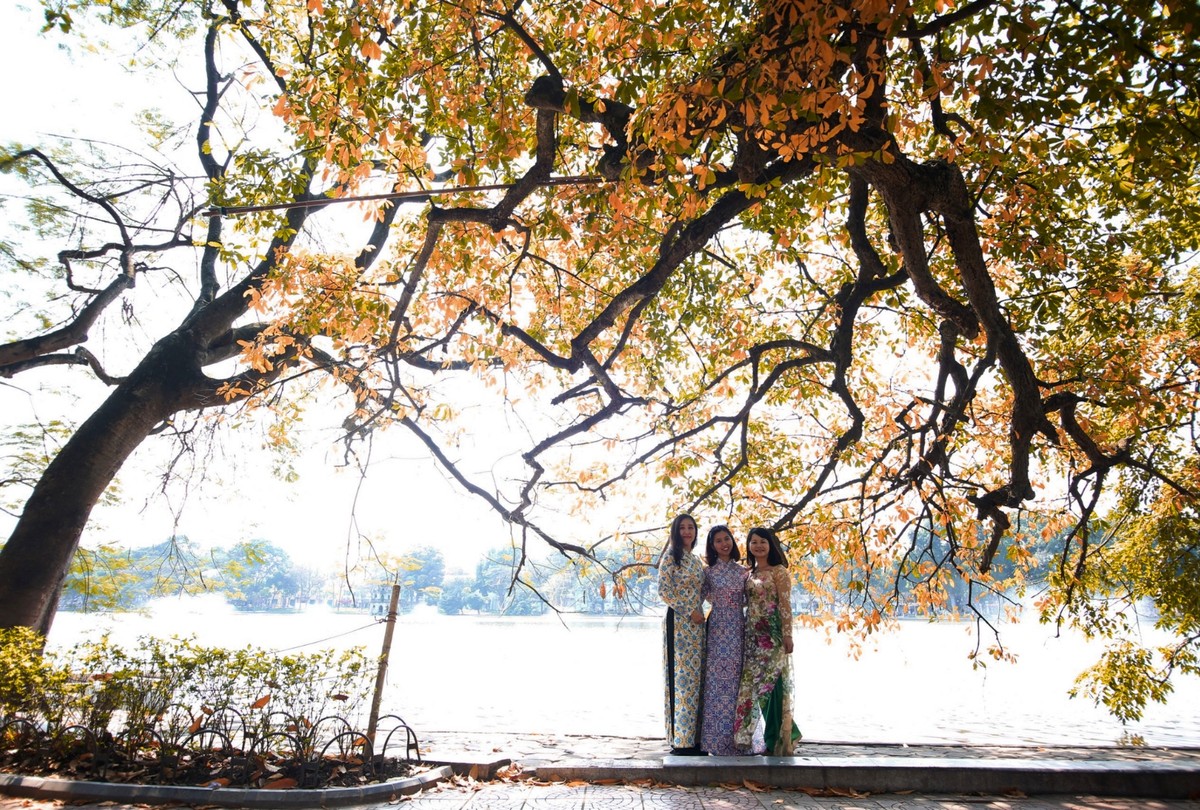 Hà Nội những ngày giao mùa, thời tiết khá dễ chịu, thật lý tưởng để người dân và du khách vừa ngắm cảnh vừa ghi lại những khoảng khắc tuyệt đẹp.