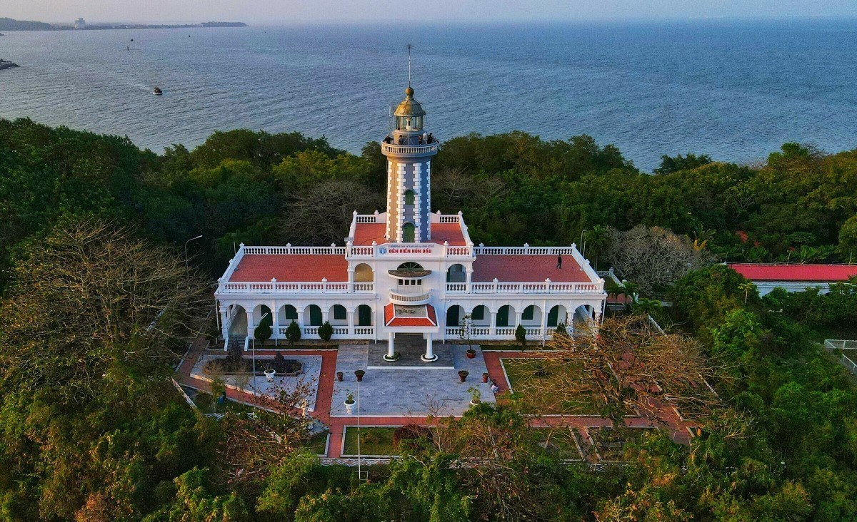 Hải đăng đảo Dấu có chiều cao 63,5 m so với mực nước biển, được thiết kế theo hai phần chính gồm tòa trưng bày và tháp đèn