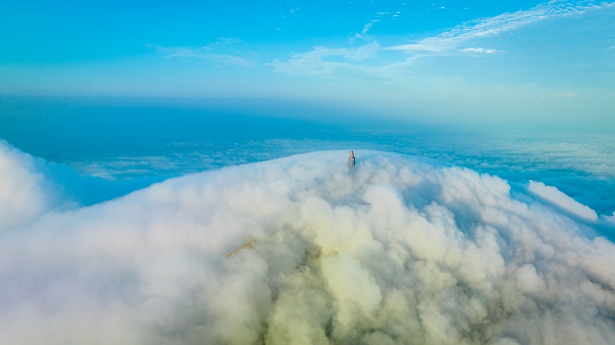 Mây bao trùm đỉnh núi Bà Đen. Ảnh: Nguyễn Minh Tú