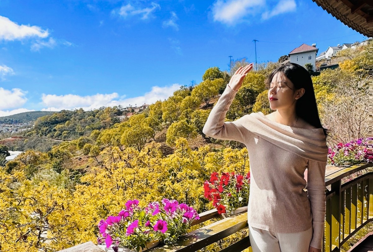 Mộc Trà Farm có khuôn viên rộng, tầm nhìn thoáng đãng với hồ nước ngay phía dưới và những ngọn đồi xanh mát.