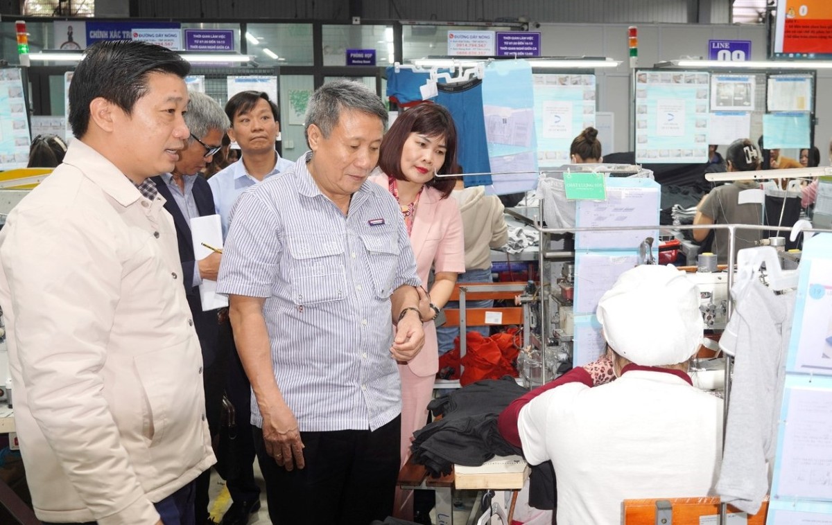 Phó chủ tịch Thường trực UBND tỉnh Quảng Trị Hà Sỹ Đồng kiểm tra hoạt động tại trụ sở tạm Nhà máy sản xuất trang phục lót và hàng thể thao của Công ty Scavi Huế