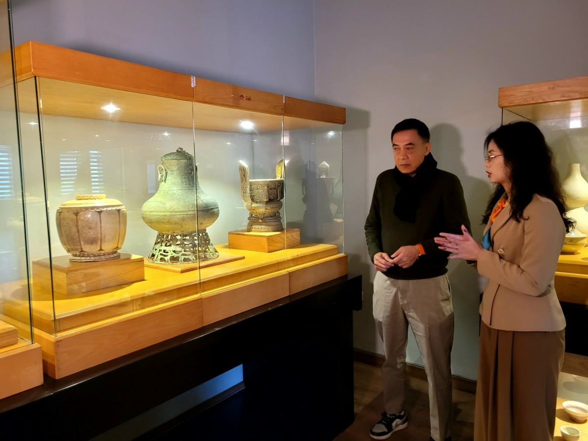 Ông Trần Đình Thăng và ba bảo vật quốc gia vừa được công nhận ngày 18.1.2024. Ảnh: Lê Tân