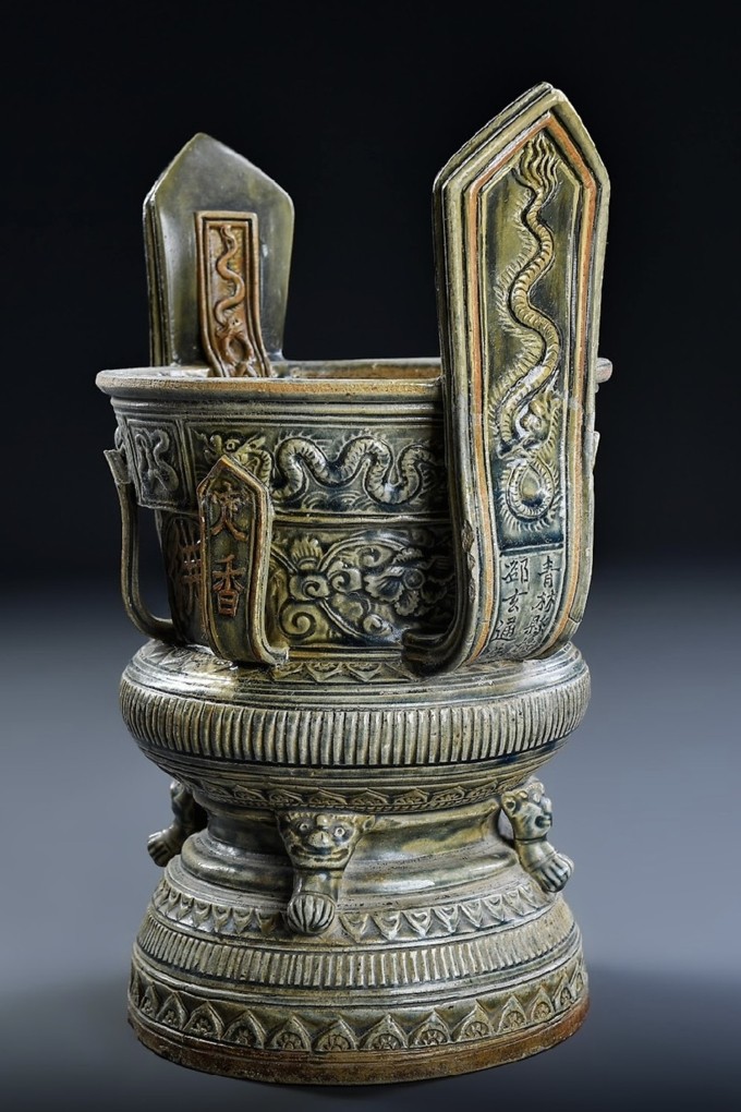 Lư hương do tầng lớp quý tộc, hoàng thân quốc thích đặt làm cung tiến vào nơi tôn nghiêm hay quốc tự. Ảnh: Trần Đình Thăng