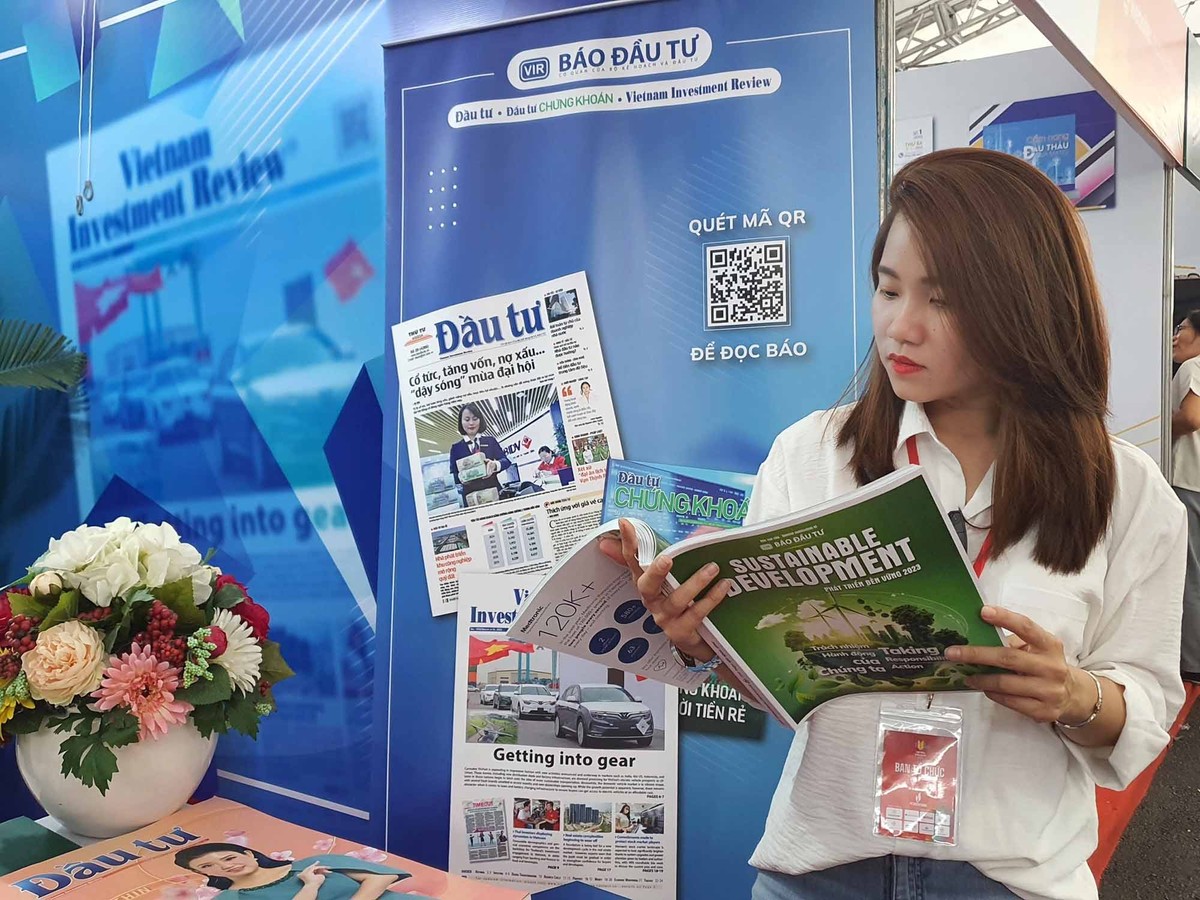 Những ấn phẩm của Báo Đầu tư tại ngày hội.