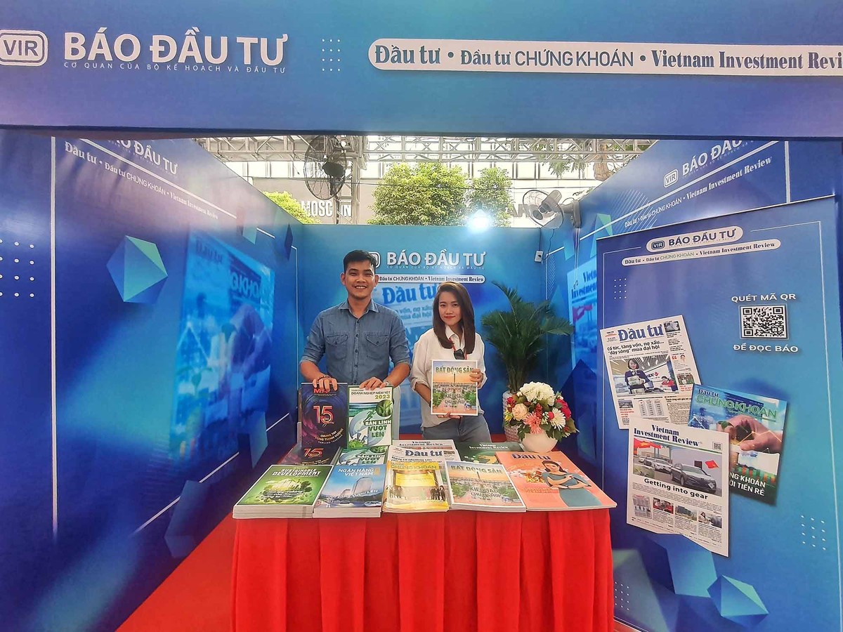 Gian hàng giới thiệu các ấn phẩm của Báo Đầu tư.